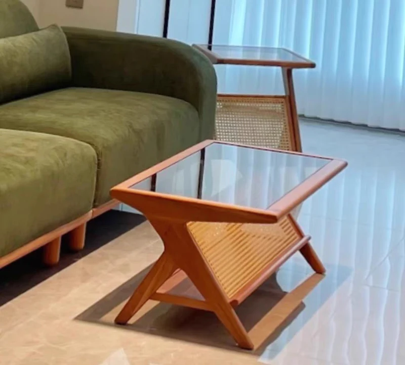 Rechteckiger Couchtisch aus massivem Holz mit gelbbrauner Tischplatte aus gehärtetem Glas und Stauraum