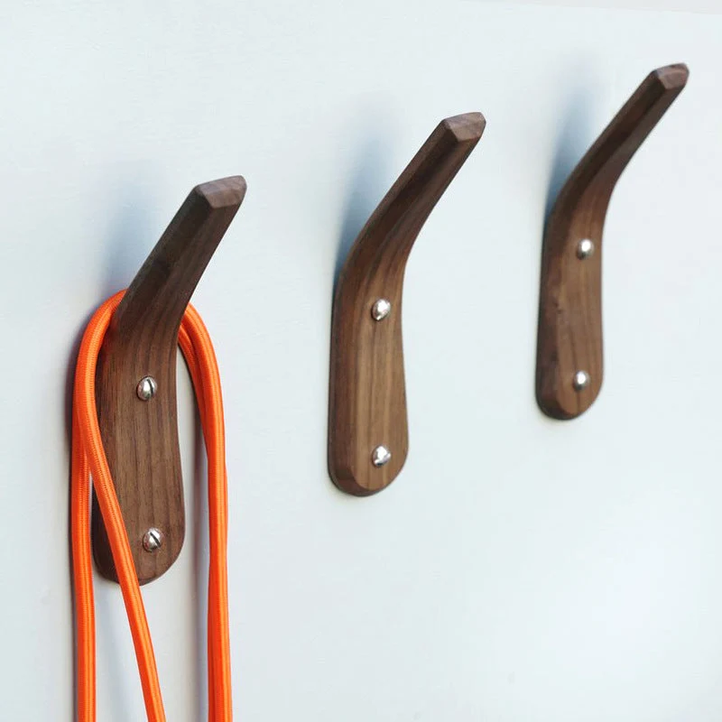 Wandmontierte handgefertigte Kleiderhaken aus Holz