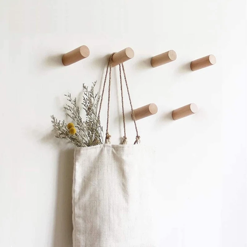 An der Wand befestigte Kleiderhaken aus Holz